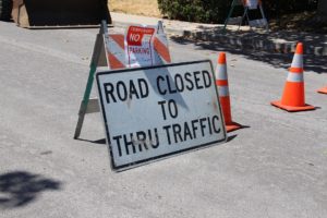 Road sign "Road closed to thru traffic"