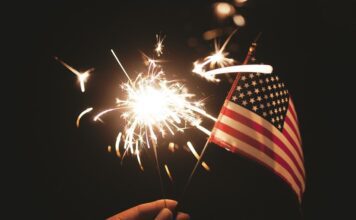 Pensacola celebra su 250.º aniversario con un espectáculo de fuegos artificiales gratuito ~ Pensacola celebra su 250.º aniversario con un espectáculo de fuegos artificiales gratuito sparkler and American Flag
