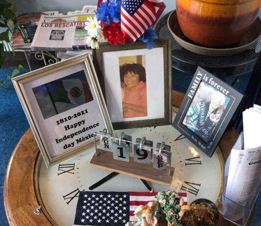 table with fotos and flags