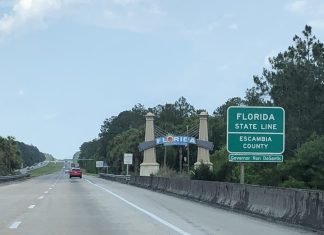 Highway at the Florida - Alabama state line