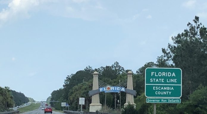 Highway at the Florida - Alabama state line