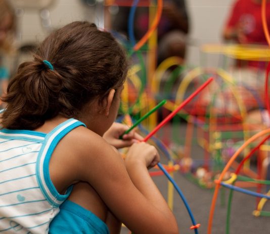 Se abre la inscripción para el programa extraescolar 2026-2027 ~ Registration opens for 2026-2027 after-school program Child playing