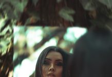 Mind Body & Soul Medical se asocia con Favorhouse del Noroeste de Florida para apoyar a sobrevivientes ~ Mind Body & Soul Medical partners with Favorhouse of NWFL to support surivors Woman looking into a mirror