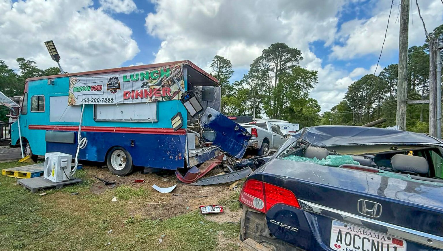 Una camioneta choca contra varios vehículos y un camión de tacos, un ...