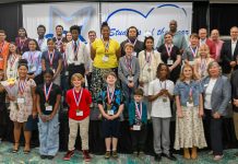 Cox Communications y la ECCPTA rinden homenaje a 52 estudiantes del condado de Escambia en una ceremonia de premiación ~ Cox Communications, ECCPTA honor 52 Escambia County students at awards ceremony 52 students honored as COX Heroes of 2026