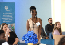 Florida Power & Light Company anuncia 13 becas para impulsar la futura fuerza laboral de Florida ~ Florida Power & Light Company Announces 13 Scholarships to Fuel Florida’s Future Workforce Student receiving a scholarship
