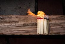 Se levanta la prohibición de quemas en el condado de Walton; se insta a los residentes a seguir actuando con precaución ante las condiciones de sequedad ~ Walton County burn ban lifted; Residents urged to continue exercising caution in dry conditions Match sticks lit on fire.