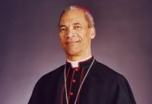El obispo John Ricard dejó su huella no solo en Pensacola, sino en el mundo ~ Bishop John Ricard left mark on not just Pensacola, but on world
