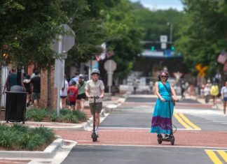 El estacionamiento en la calle seguirá siendo gratuito en el centro de Pensacola hasta octubre ~ On-street parking will stay free in downtown Pensacola until October