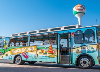 El servicio gratuito de tranvía de Pensacola Beach retoma su horario habitual de verano ~ Free Pensacola Beach trolley returns to regular summer schedule