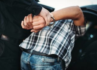 ICE suspenderá la mayoría de las paradas de tráfico ~ ICE to halts most traffic stops A person being arrested