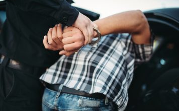 ICE suspenderá la mayoría de las paradas de tráfico ~ ICE to halts most traffic stops A person being arrested