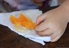 Almuerzo y película para jóvenes en su biblioteca: Programa de almuerzos gratuitos de verano para jóvenes ~ Youth Lunch & a Movie at your Library: Free Summer Lunch Program for Youth A child eating an orange
