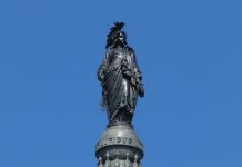 La UWF organiza el simposio “America at 250” sobre republicanismo cívico, libertad económica y ciudadanía dinámica ~ UWF hosts America at 250 symposium on civic republicanism, economic freedom and dynamic citizenship Jensjunge statue