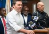 Parece que se avecina un toque de queda para adolescentes en Pensacola; el alcalde afirma que se están ultimando los detalles ~ Teen curfew seemingly on the way for Pensacola as Mayor says details being finalized Pensacola Mayor D.C. Reeves speaking at a podium standing next to Pensacola Police Chief Eric Winstrom and city council members
