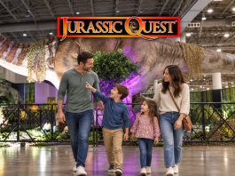 Jurassic Quest trae tres epicas aventuras prehistoricas a Biloxi, MS por solo un fin de semana, 18–20 de septiembre ~ Jurassic Quest brings three epic prehistoric adventures to Biloxi, MS for one weekend only, September 18 – 20 Family walking through Jurassic Quest exhibit