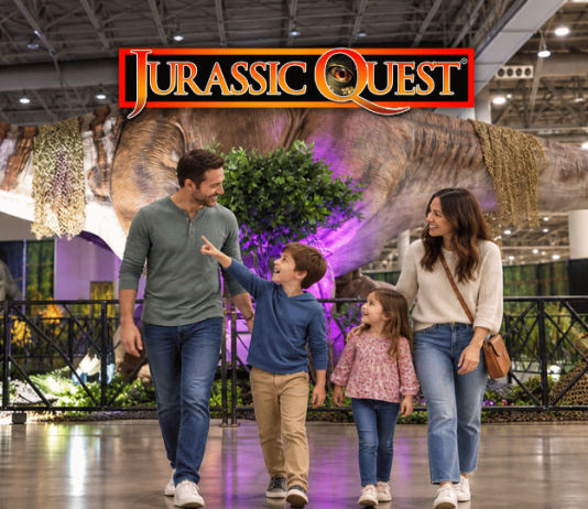 Jurassic Quest trae tres epicas aventuras prehistoricas a Biloxi, MS por solo un fin de semana, 18–20 de septiembre ~ Jurassic Quest brings three epic prehistoric adventures to Biloxi, MS for one weekend only, September 18 – 20 Family walking through Jurassic Quest exhibit