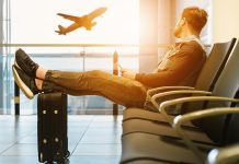 PNS da la bienvenida a “Gateside by TSA PreCheck” ~ PNS Welcomes Gateside by TSA PreCheck Man sitting at airport watching a plane fly